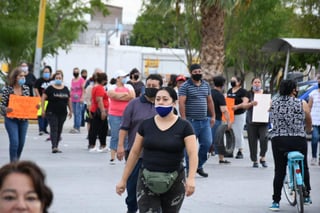 Habitantes del fraccionamiento Satélite de Torreón realizaron este lunes un bloqueo en el cruce de la calzada Juan Pablo II y la carretera a Santa Fe. (FERNANDO COMPEÁN)