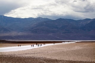 Un termómetro automático registró una temperatura de 54.4 grados centígrados (130 Fahrenheit) en el Parque Nacional Death Valley de California el domingo, lo que de confirmarse sería una de las temperaturas más altas jamás registradas de nuestro planeta. (ARCHIVO) 