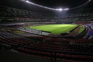 El nuevo sistema de luz del Estadio Azteca es clase V, el cual otorga una mejor visibilidad tanto a futbolistas, como al público y a las audiencias de televisión. (ARCHIVO)
