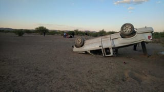 El conductor perdió el control del volante, se salió del camino y dio varios giros hasta que finalmente el vehículo terminó sobre su toldo. (EL SIGLO DE TORREÓN)
