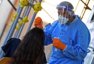 El número de casos de coronavirus diarios en Italia cayó por segundo día consecutivo, pero también lo hicieron el número de pruebas diagnósticas. (ARCHIVO) 