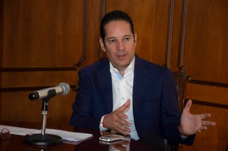 El gobernador panista Francisco Domínguez dijo desconocer los supuestos actos en los que incurrió Guillermo Gutiérrez Badillo, quien trabajó en el Senado y actualmente es su secretario particular. (ARCHIVO)