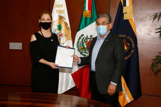 El rector de la UA de C, Salvador Hernández Vélez, hizo nombramientos a las dos titulares.