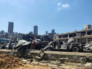 Dos semanas después de la explosión en el puerto de Beirut, los equipos de rescate no abandonan las operaciones de búsqueda de desaparecidos. (EFE) 