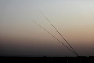 Milicias palestinas en Gaza lanzaron hoy un cohete hacia Israel, tras diez días de hostilidades en la zona y siete noches consecutivas con bombardeos israelíes en respuesta al lanzamiento de globos incendiarios y a disturbios en la valla divisoria. (ARCHIVO) 