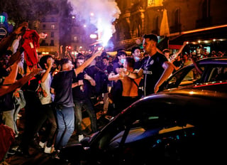 Cientos de personas se echaron a las calles de París para celebrar este martes la clasificación histórica del París Saint-Germain para la final de la Liga de Campeones, pese a las restricciones impuestas por las autoridades por la pandemia de la COVID-19. (CORTESÍA)