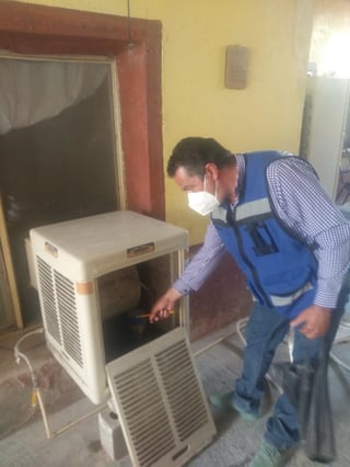 Personal de Salud Municipal de Matamoros continúa con los recorridos en comunidades rurales para fumigar y repartir abate a fin de prevenir la proliferación del mosquito transmisor del dengue, tras las lluvias que se registran en la región. (MARY VÁZQUEZ)