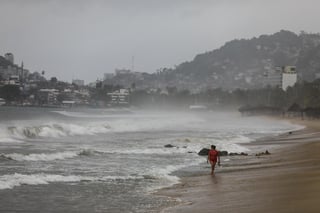 El huracán 'Genevieve' se degradó a categoría 3, con lo que se espera genere lluvias en seis estados del país. (EFE)