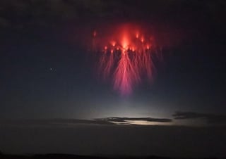 Imagen fue captada por el fotógrafo Stephen Hummel; el fenómeno es conocido como espectro rojo. (INTERNET)