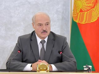 El presidente bielorruso, Alexandr Lukashenko (foto), respondió hoy desafiante a su creciente aislamiento internacional negándose a conversar con líderes occidentales, reforzando la seguridad en las fronteras del país ante una presunta amenaza de la OTAN y anunciando medidas para impedir nuevas protestas opositoras. (EFE) 