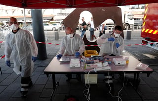Francia registró 17 muertes por la COVID-19 y 3,776 contagios en las últimas 24 horas, lo que supone una aceleración de la incidencia de la enfermedad en el país. (ARCHIVO) 