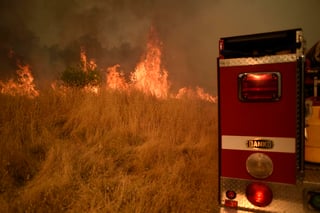Los incendios forestales han afectado en gran medida a la región vinícola de Napa y otros condados, como el de Sonoma y Solano, lo que ha obligado a evacuar a más de 100,000 personas.
(EFE)