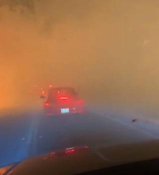 Graban el momento en el que conducen a través de un bosque en llamas durante evacuación