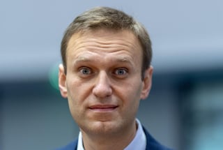 El líder opositor ruso Alexéi Navalni, presuntamente envenenado, lucha por su vida en la unidad de cuidados intensivos de la ciudad siberiana de Omsk, donde ingresó hoy después de que el avión en que se dirigía a Moscú aterrizara de emergencia en el aeropuerto local debido a la gravedad de su estado. (ARCHIVO) 