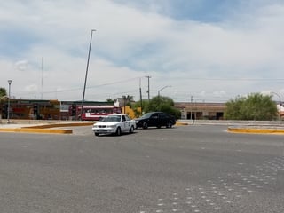 Justo en este retorno del bulevar Ejército Mexicano se registró el choque entre un Mustang y un camión. (EL SIGLO DE TORREÓN)