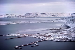 Groenlandia sufrió el año pasado una pérdida anual de masa de hielo cifrada en unas 532 gigatoneladas, lo que supone un 15 % más que lo registrado en 2012 y revierte la tendencia de menor pérdida observada en el periodo 2017-2018, según un estudio que publica Communications Earth & Environment. (ARCHIVO) 