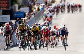 Participantes que tengan dos positivos de COVID-19 serán excluidos del Tour de Francia. (ARCHIVO)