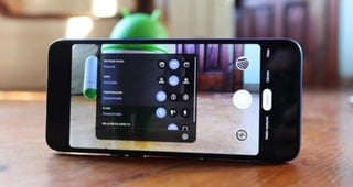 A diferencia de Android 10 y anteriores versiones, una app podría recurrir a la cámara de otra aplicación cuando necesitaban capturar videos o fotografías, con la versión 11 del sistema ya no será así (ESPECIAL)