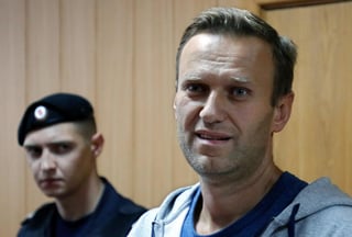 Los médicos rusos que atienden al líder opositor ruso, Alexéi Navalni (d), en cuidados intensivos en un hospital siberiano, autorizaron hoy su traslado a Alemania para su tratamiento a petición de la familia. (ARCHIVO) 