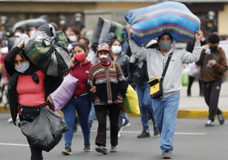 Perú está a un paso de ser el país con la mayor tasa de mortalidad durante la pandemia tras haber rebasado oficialmente los 27,000 fallecidos por COVID-19, pero con una cifra de exceso de muertes en este periodo casi dos veces y media mayor, pues los registros de defunciones revelan unos 63,000 muertos. (ARCHIVO) 