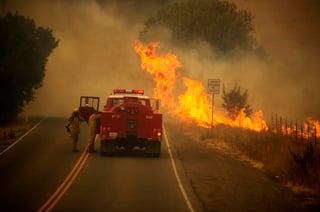 Seis personas han fallecido esta semana y casi 200,000 permanecen evacuadas a causa de los múltiples incendios activos a lo largo y ancho del estado de California (EUA), iniciados el fin de semana pasado por los miles de rayos que cayeron durante una tormenta. (ARCHIVO) 