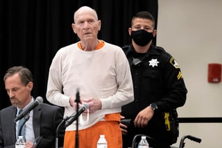 El expolicía Joseph DeAngelo, conocido como el 'Golden State Killer' (Asesino del Estado Dorado) y quien aterrorizó a California al asesinar a 13 personas y violar a más de 40 mujeres, fue sentenciado este viernes en EUA a pasar el resto de su vida en una cárcel sin la posibilidad de salir en libertad condicional. (ARCHIVO)