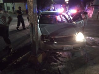 Un accidente en el Centro de Gómez Palacio dejó daños materiales en dos vehículos y una base de semáforo.
