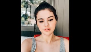 Selena Gomez preocupó a sus seguidores luego de que en una reciente emisión de su nuevo programa de cocina Selena + CHEF que conduce por HBO Max, la cantante ofreciera disculpas tras no poder exprimir unos limones debido a la debilidad en sus manos a causa de la enfermedad que padece. (ESPECIAL) 