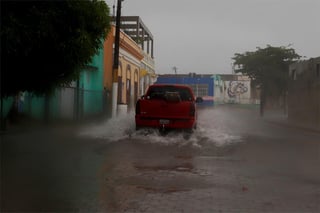 La tormenta tropical Laura, que este domingo dejó al menos ocho muertos a su paso por República Dominicana y Haití, se dirige hacia Cuba con vientos más fuertes, mientras el huracán Marco enfila a través del Golfo de México hacia el sur de Estados Unidos. (EFE)