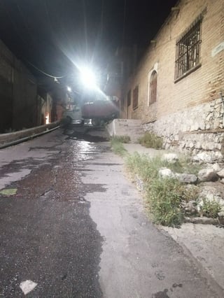 Hasta el lugar del accidente arribaron los agentes de la policía municipal de Torreón así como los peritos. (EL SIGLO DE TORREÓN)