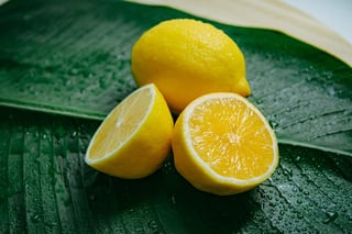 De acuerdo con datos del Departamento de Agricultura de los Estados Unidos, un limón de 58 gramos contiene minerales como el calcio, hierro, magnesio, potasio, fósforo, ácido fólico y vitaminas A y C. (ESPECIAL) 