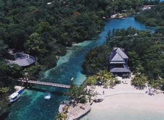 El hotel 'Goldeneye' situado en una finca en Jamaica donde Ian Fleming creó el famoso personaje del agente secreto inglés James Bond, ha vuelto a abrir sus puertas. (ESPECIAL) 