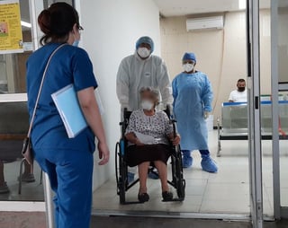 Una mujer de 84 años de edad, madre de 11 hijos y abuela de 60 nietos, se convirtió en la paciente número 100 recuperada de Coronavirus en la Torre COVID. (EL SIGLO COAHUILA)