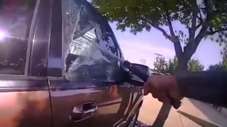 Policía rescata a una bebé encerrada en un auto durante un día caluroso