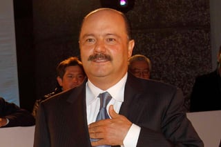 El gobernador panista de Chihuahua, Javier Corral, estimó que el exmandatario priista César Duarte podría ser extraditado a México a finales de 2020. (ESPECIAL)