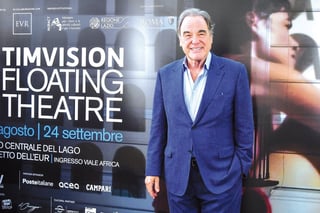 De gira. El director estadounidense Oliver Stone presentó en Roma su autobiografía Chasing the Light (Buscando la luz).