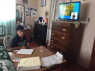 Armando, quien ingresó a sexto año de primaria, acondicionó una mesa como pupitre para sentarse a ver las clases por televisión.