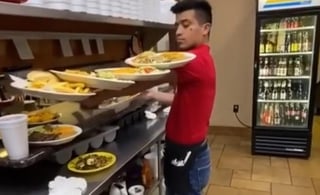 La habilidad y el equilibrio del joven trabajador al cargar los platos se han vuelto sensación en la red (CAPTURA)    