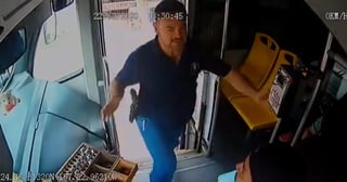 En el video se aprecia al agente de la FGE de Sinaloa agredir física y verbalmente al conductor de transporte público (CAPTURA)  