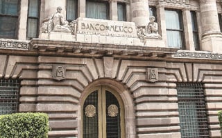 Banxico destacó que pese a las afectaciones sobre la economía global, el envío de remesas al país han mostrado resiliencia, pues durante el segundo trimestre del presente año sumaron 9 mil 892 millones de dólares, lo que significó un crecimiento anual de 4.1%. (ARCHIVO)