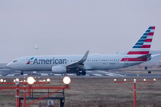 American Airlines dijo el martes que eliminará 19,000 empleos en octubre debido a la brusca caída de los viajes provocada por la pandemia. (ARCHIVO) 