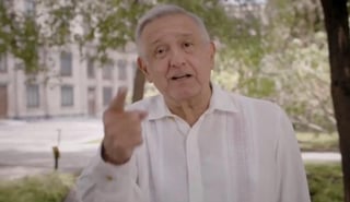 En un video difundido a través de redes sociales, bajo el título de 'Humanismo sí, egoísmo no. Solo siendo buenos podemos ser felices', López Obrador manifestó que tiene la dicha de estar ayudando a la gente más humilde y más necesitada. 
(ESPECIAL)