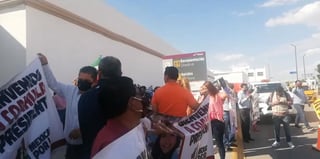 La tarde de hoy 25 de agosto dos grupos opuestos, uno a favor del presidente Andrés Manuel López Obrador y otro en contra del mandatario, 'chocaron' en las instalaciones del aeropuerto de Torreón, Coahuila. (EL SIGLO DE TORREÓN)