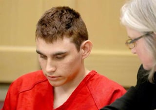 La defensa de Nikolas Cruz, el joven que confesó ser el autor de la matanza de 17 personas en una escuela de Parkland (Florida) en 2018, dijo este martes ante la jueza del caso que no está lista para iniciar el juicio antes de que acabe el año. (ARCHIVO)