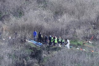 La compañía que operaba el helicóptero en el que murió Kobe Bryant, su hija Gianna y otras siete personas ha denunciado a dos controladores aéreos que presuntamente cometieron una serie de errores que provocaron el accidente. (ARCHIVO)