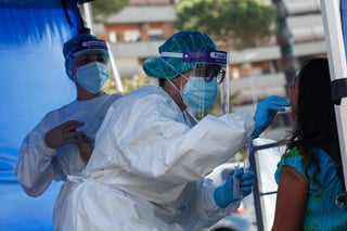 Italia registró un fuerte repunte de nuevos contagios de coronavirus, con 1,367 las últimas 24 horas frente a los 878 de este martes, pero se hizo un número récord de pruebas, cerca de 94,000. (ARCHIVO) 