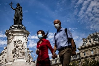 Francia registró en las últimas 24 horas 5,429 casos suplementarios del coronavirus, por encima de los 3,304 casos notificados el día anterior. (ARCHIVO) 