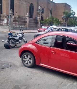 El accidente ocurrió cerca de las 15:30 horas de este miércoles en el cruce de la avenida Hidalgo y la calle Independencia de dicho sector habitacional.
(EL SIGLO DE TORREÓN)