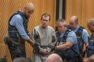 El autor confeso de la matanza de 51 musulmanes en un atentado perpetrado el 15 de marzo de 2019 contra dos mezquitas en Nueva Zelanda fue condenado este jueves a cadena perpetua sin derecho a libertad condicional, la primera vez que se aplica esta pena en el país oceánico. (EFE)