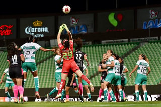 Las Rayadas fueron superioras a las Guerreras, a quienes vencieron esta noche 3-1 en la cancha del Estadio Corona, al ponerse en marcha para las laguneras, el Torneo Guardianes 2020 de la Liga MX Femenil. (ERICK SOTOMAYOR)